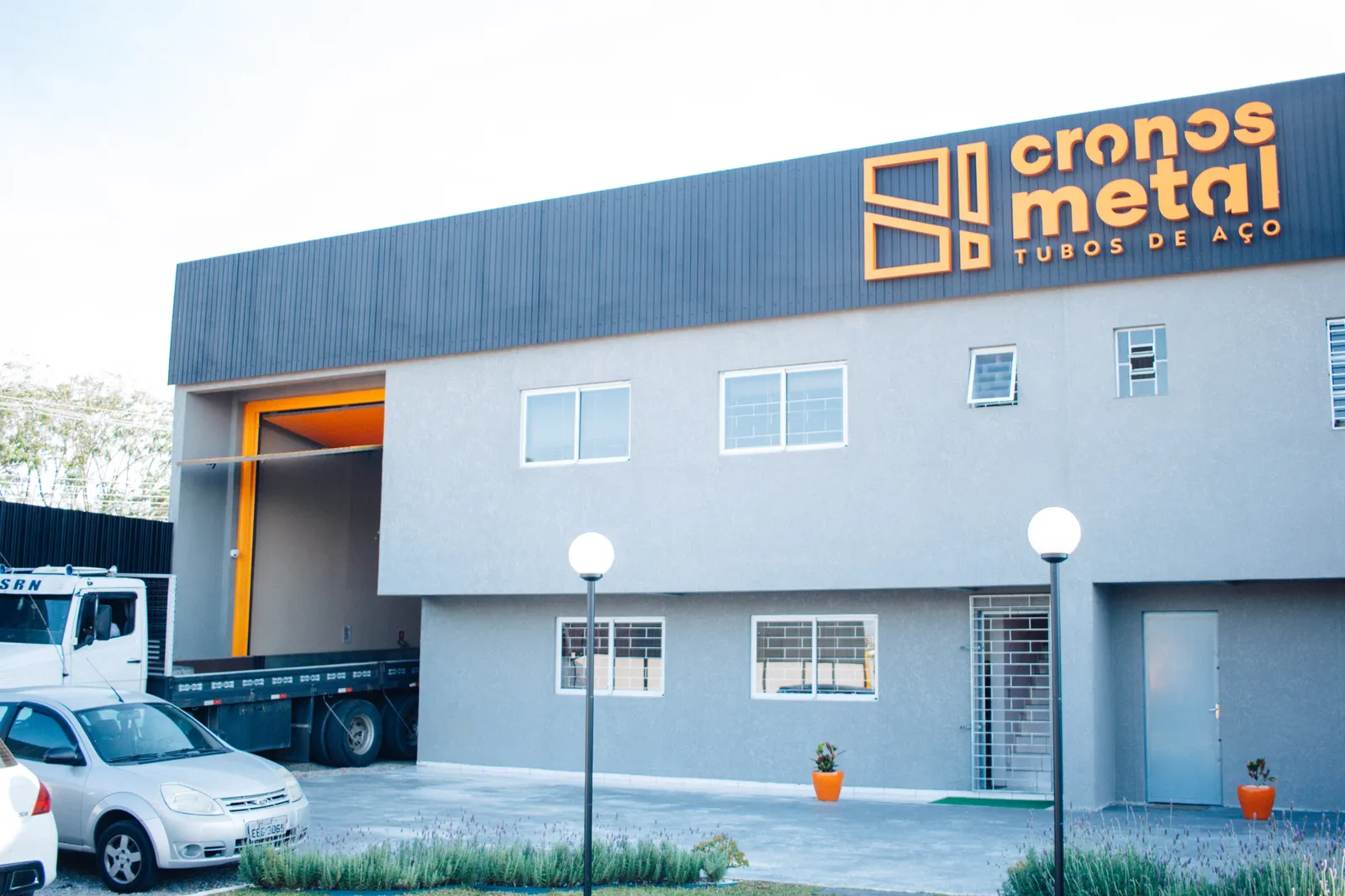 Fachada da sede da Cronos Metal em Curitiba